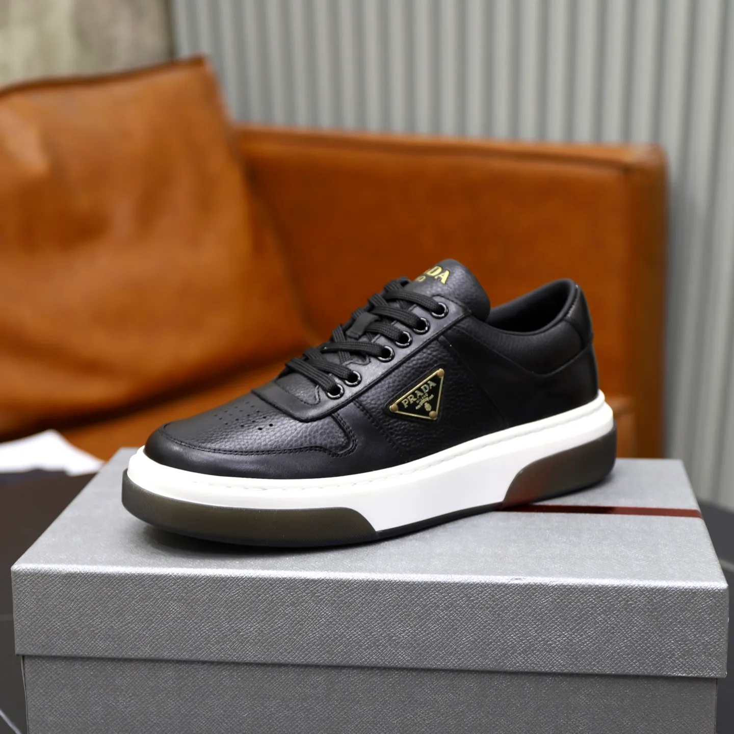 Factory price: 720💰Top original order Brand: PRADA (Prada) Standard code: Men's size 38/44 (45 can be customized) Grade: Same as the official website Material: Original cowhide stitching imported cowhide lining Original combination two-color wear-resistant soft outsole Style category: Leisure and sports version Young fashion European and American trend British style Color: Actual picture color